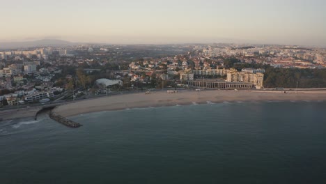 Vista-Aérea-Sobre-La-Playa-De-Santo-Amaro-En-Oeiras,-Puesta-De-Sol-En-Portugal---Disparo-De-Drones