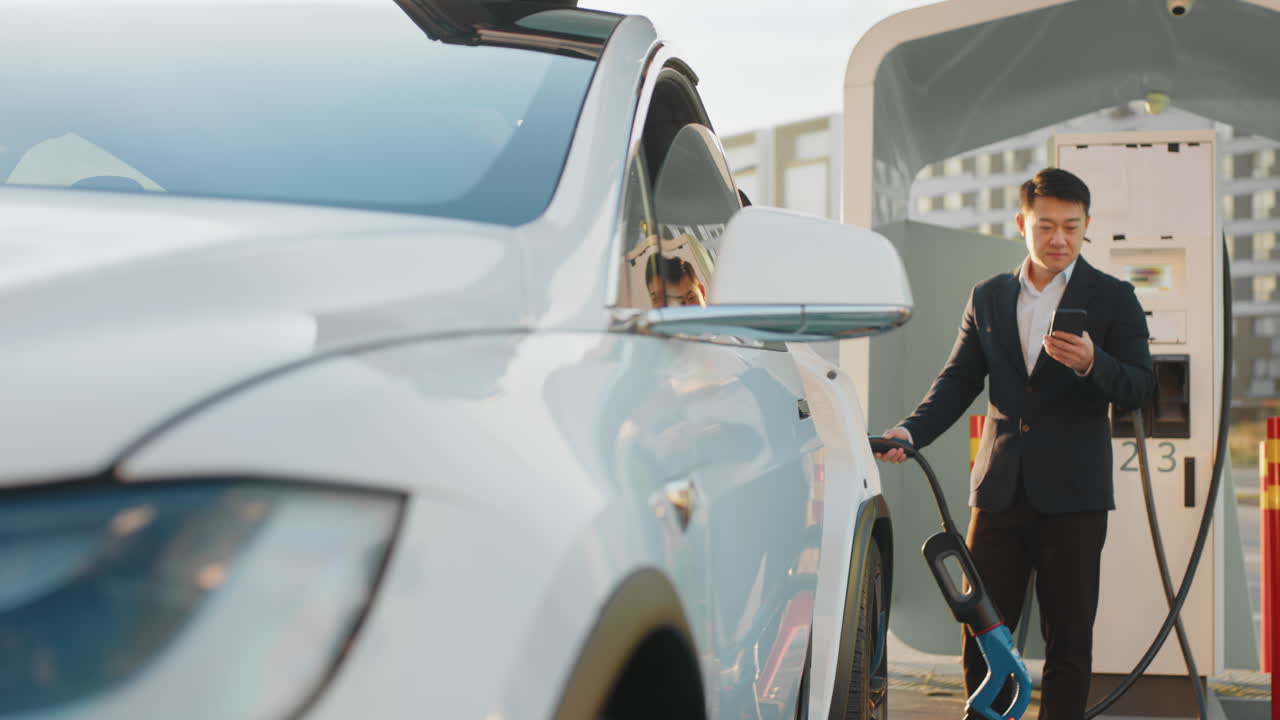 hombre cargando un vehículo eléctrico en una estación de carga