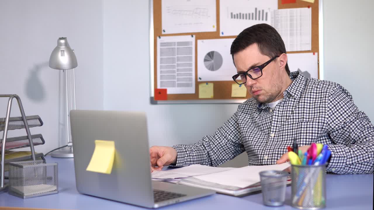 hombre de negocios trabajando en un escritorio