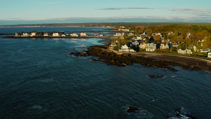 Case esclusive lungo la costa rocciosa nel Maine.