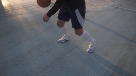 Basketballspielerin-In-Kurzen-Hosen-Und-Weißen-Socken-Auf-Einem-Professionellen-Platz,-Der-Mit-Ball-Läuft-Und-Den-Ball-Erfolgreich-Ins-Netz-Wirft