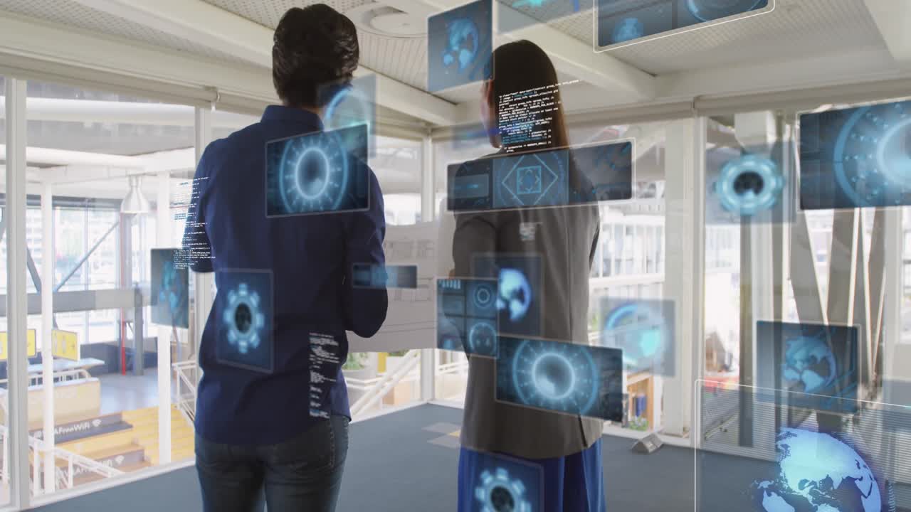 animación de guantes, radares, lenguaje informático sobre compañeros de trabajo caucásicos discutiendo en la oficina