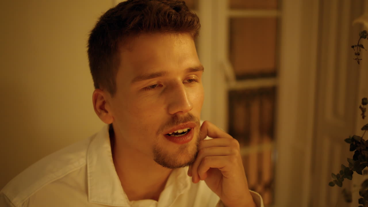 친절한 남자가 저녁 장소에서 클로즈업으로 이야기합니다. 남자 만적 인 데이트에서 몸짓을합니다.