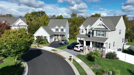 Suburban-cul-de-sac-with-modern-houses