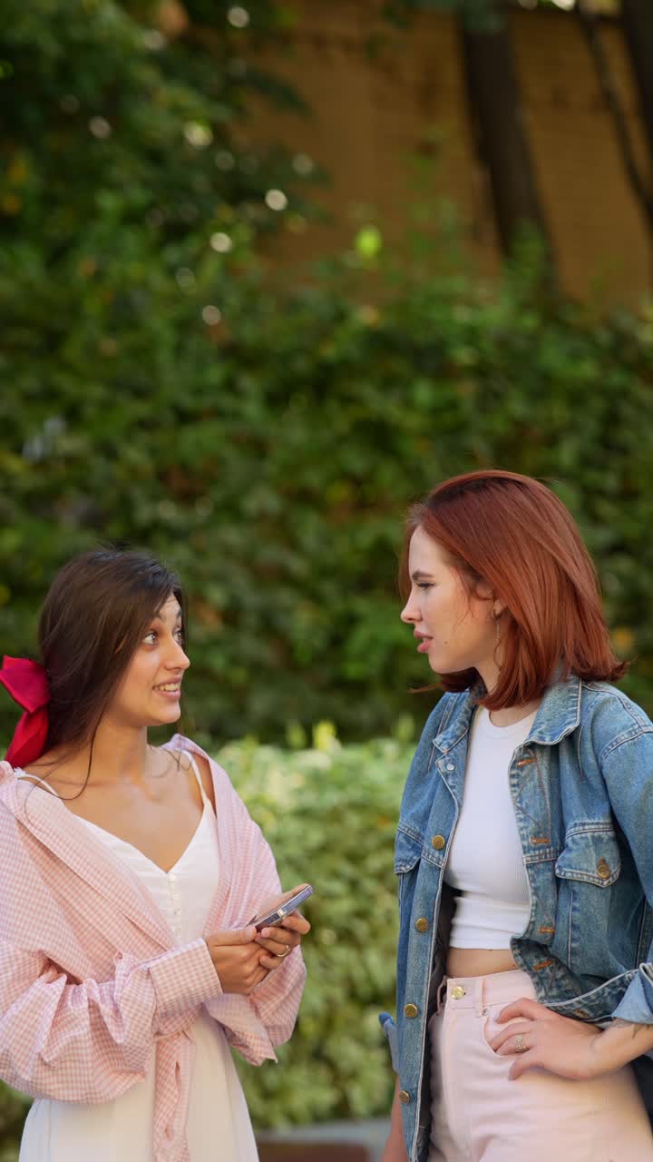 dos mujeres hablando al aire libre