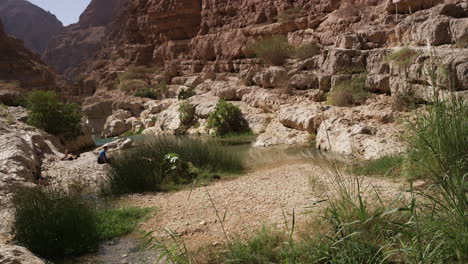 Día-Soleado-En-Las-Piscinas-Turquesas-Del-Cañón-Wadi-Shab,-Omán,-Tiro-Ancho-De-Mano