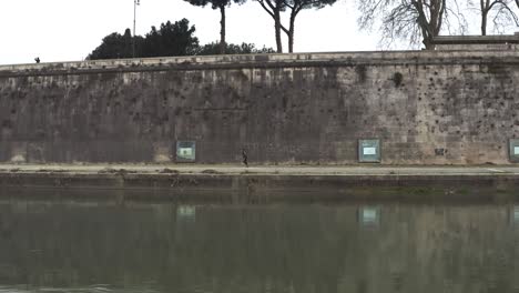 una persona corriendo a lo largo del río tiber