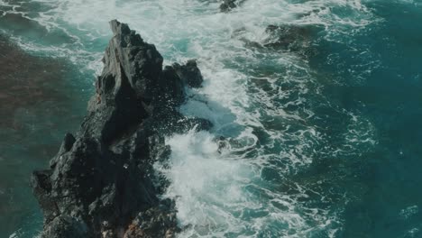 Wasser,-Das-In-Zeitlupe-Gegen-Felsen-Klatscht