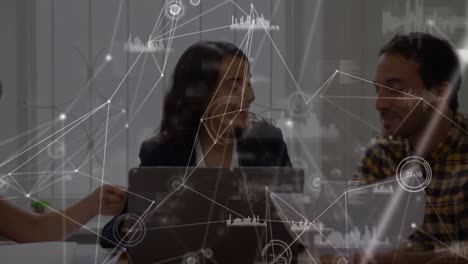 círculos que se conectan con líneas y gráficos que giran sobre compañeros de trabajo caucásicos discutiendo en una reunión