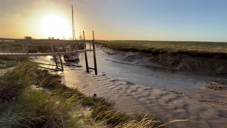 Boote,-Die-In-Der-Mündung-Mit-Goldenem-Abendsonnenlicht-Angedockt-Sind