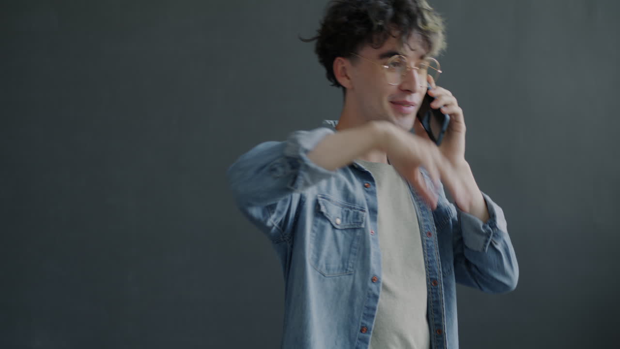 전화하는 젊은이