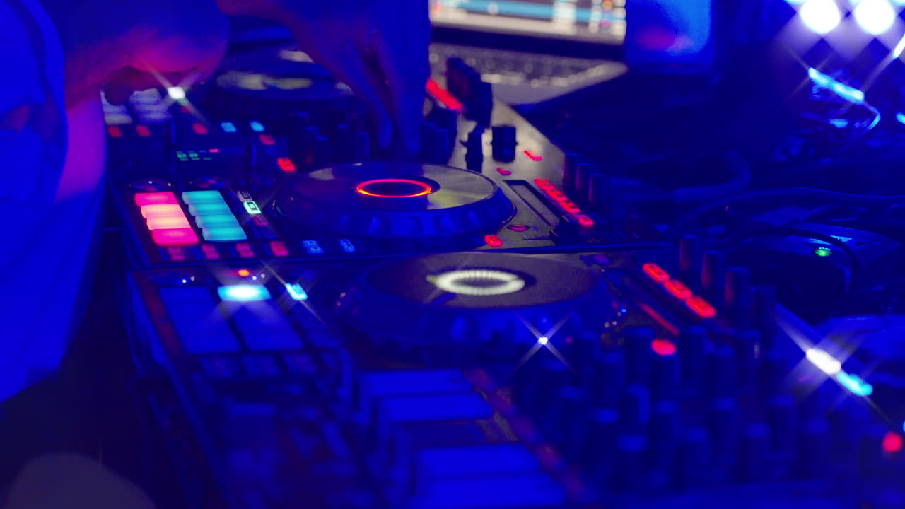 DJ Meracik Musik di Kontroler dengan Lampu Berwarna-warni di Klub Malam