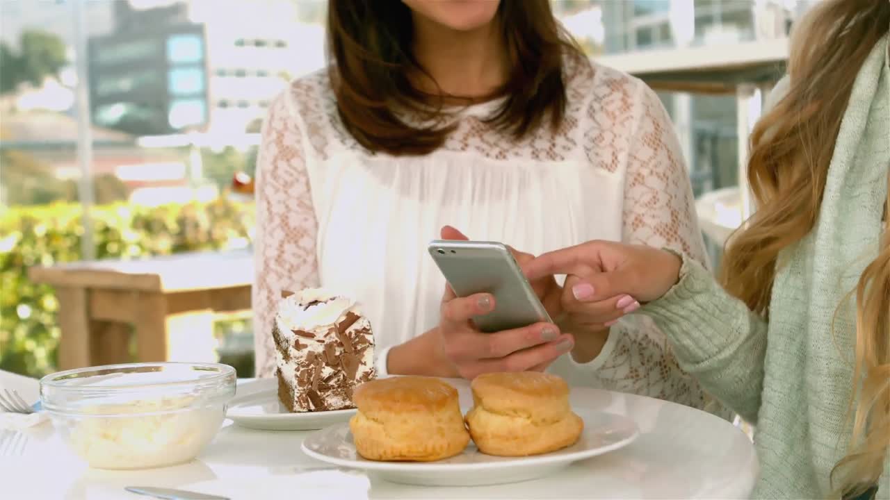chica bonita mirando un teléfono inteligente y riendo