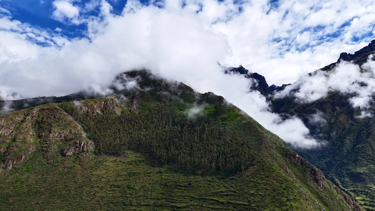 nubes de niebla envuelven el valle sagrado de huamanchoque en la cordillera de urubamba en los andes de perú.