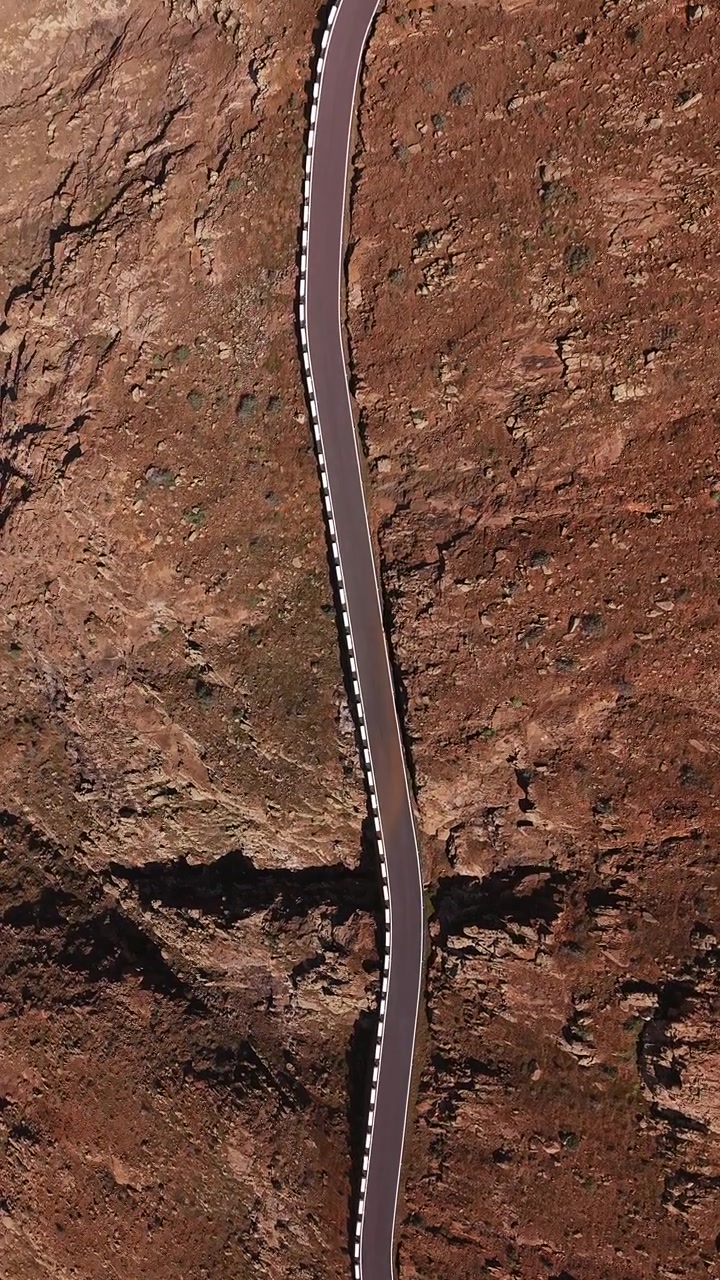 Vista aerea di una strada tortuosa attraverso un paesaggio desertico aspro