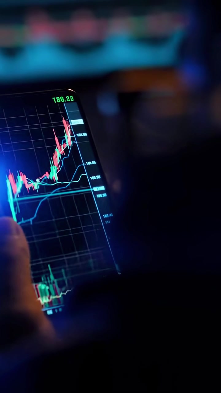 Trader che analizza i dati del mercato azionario su smartphone