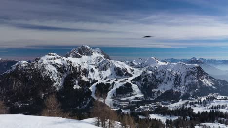 Vista-Aérea-Del-Paisaje-De-La-Estación-De-Esquí-De-Nassfeld-En-La-Provincia-Austriaca-De-Carintia-Revelador-Tiro