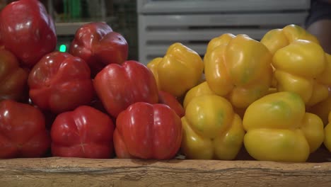 una canasta contiene pimientos