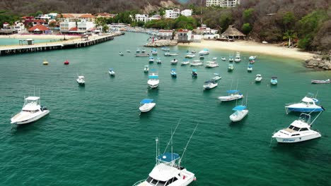 muchos barcos flotando en la bahía de huatulco