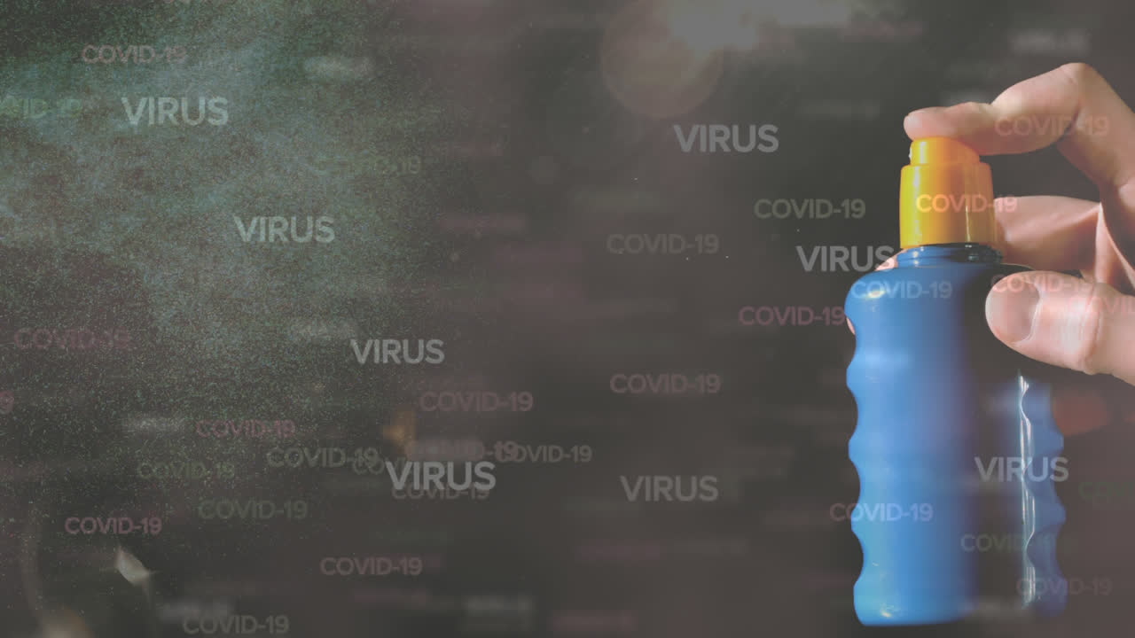 코로나19와 바이러스 문자 손에 스프링클러를 사용합니다.