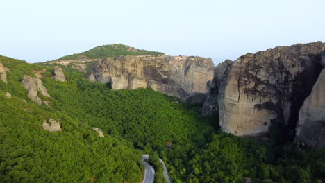 vista aérea de árboles exuberantes que crecen en el paisaje y el monasterio de meteora