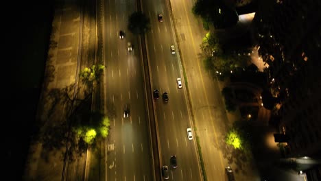 Traffic-In-The-US-Highway-41-And-The-Lake-Shore-Drive-At-Night-With-Skyline-Of-Downtown-Chicago,-Illinois