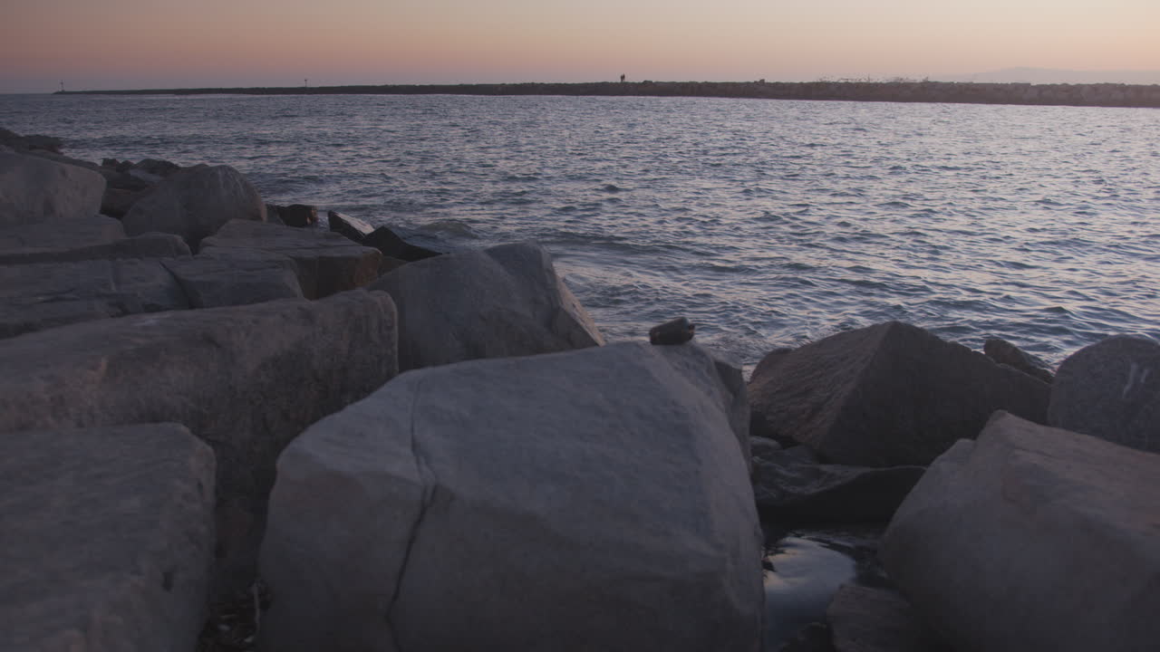 Lav udsigt over Stillehavet ved solnedgang