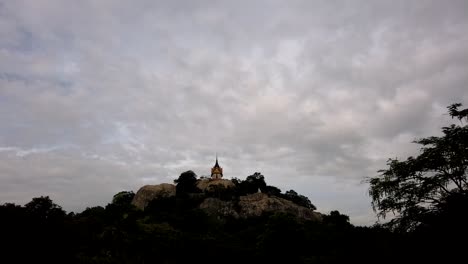 Wat-Phra-Phutthachai-Es-Un-Destino-Turístico-Para-Extranjeros-Y-Ciudadanos-Tailandeses-Que-Buscan-Bendiciones