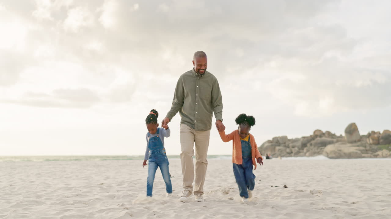 caminando, el padre y los hijos tomados de la mano