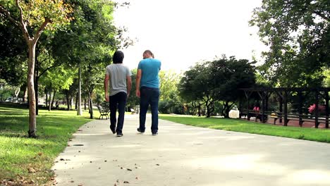 Hombres-Jóvenes-Caminando-En-El-Parque-En-El-Tiempo-Libre