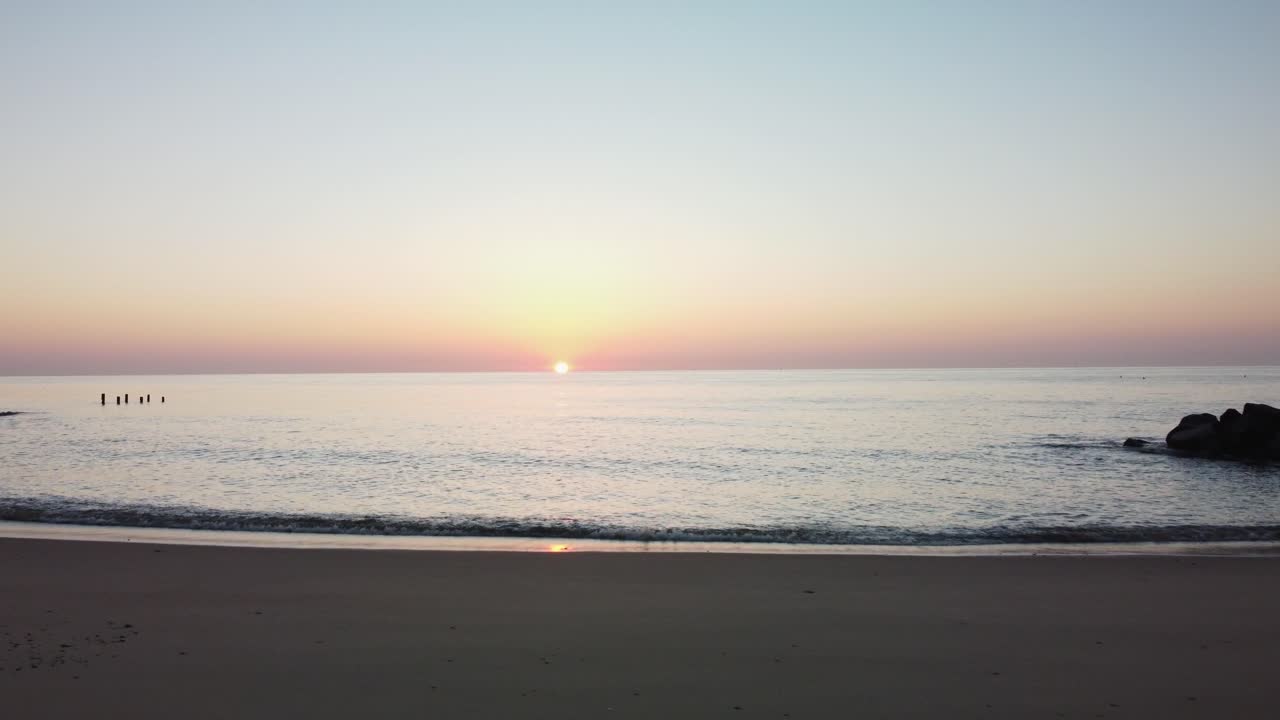 노퍽의 홉튼 해변 위로 아름다운 일출을 촬영한 공중 드론 영상