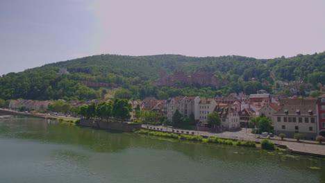 Blick-Auf-Heidelberg-Mit-Burgschloss-Und-Neckar-An-Einem-Sonnigen-Tag