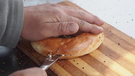 cutting a turkish simit