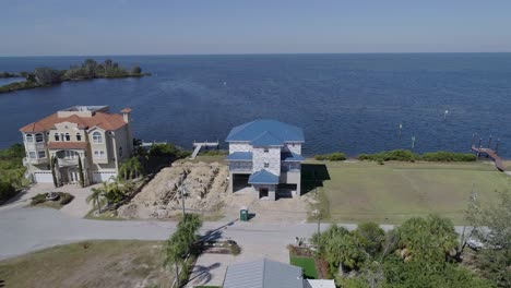 4K-Drone-Video-of-Luxury-Homes-on-the-Gulf-of-Mexico-in-Hudson-Beach,-Florida