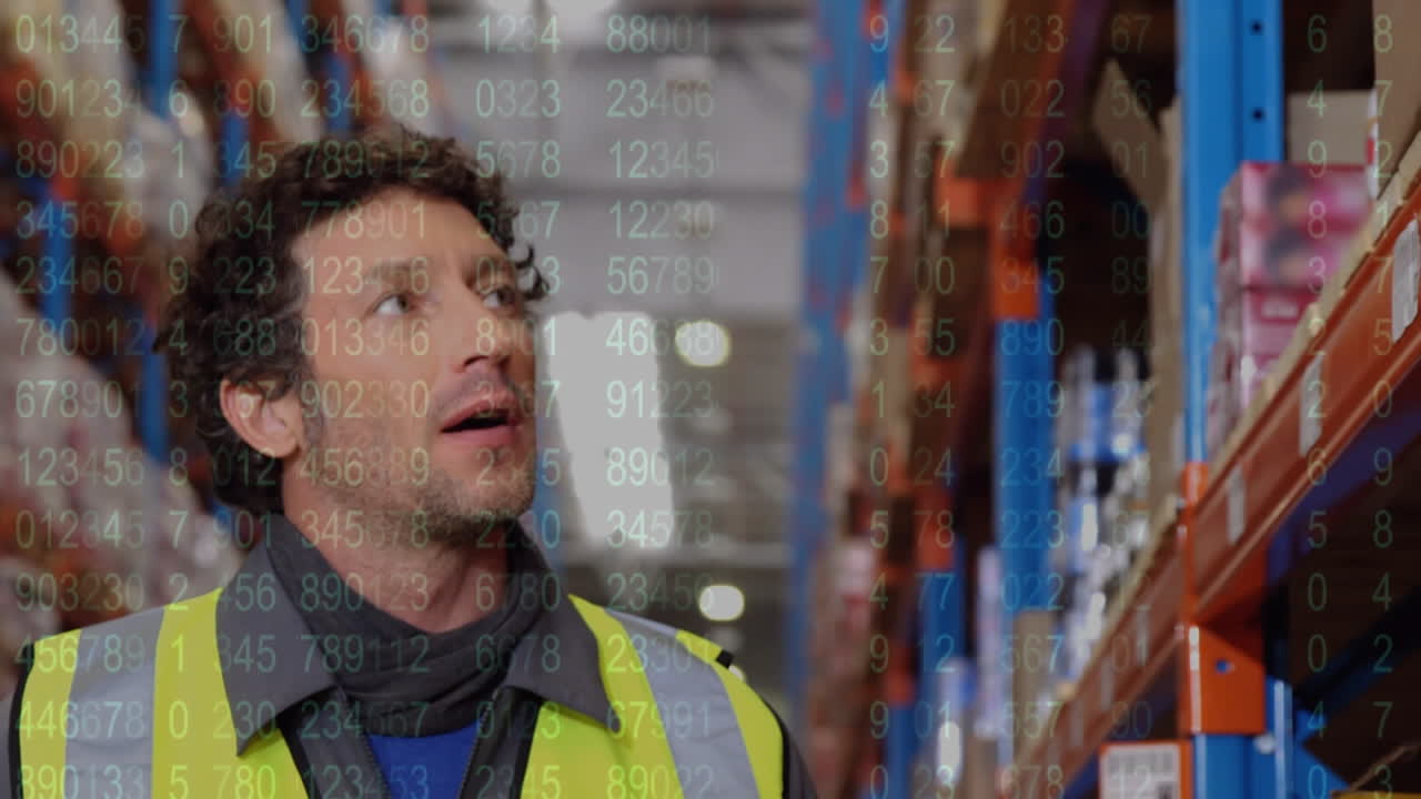 animación del procesamiento de datos sobre un trabajador de almacén masculino