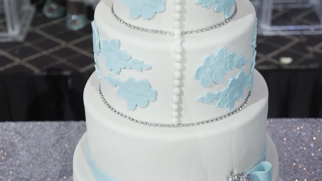 elegante pastel de boda de varios niveles