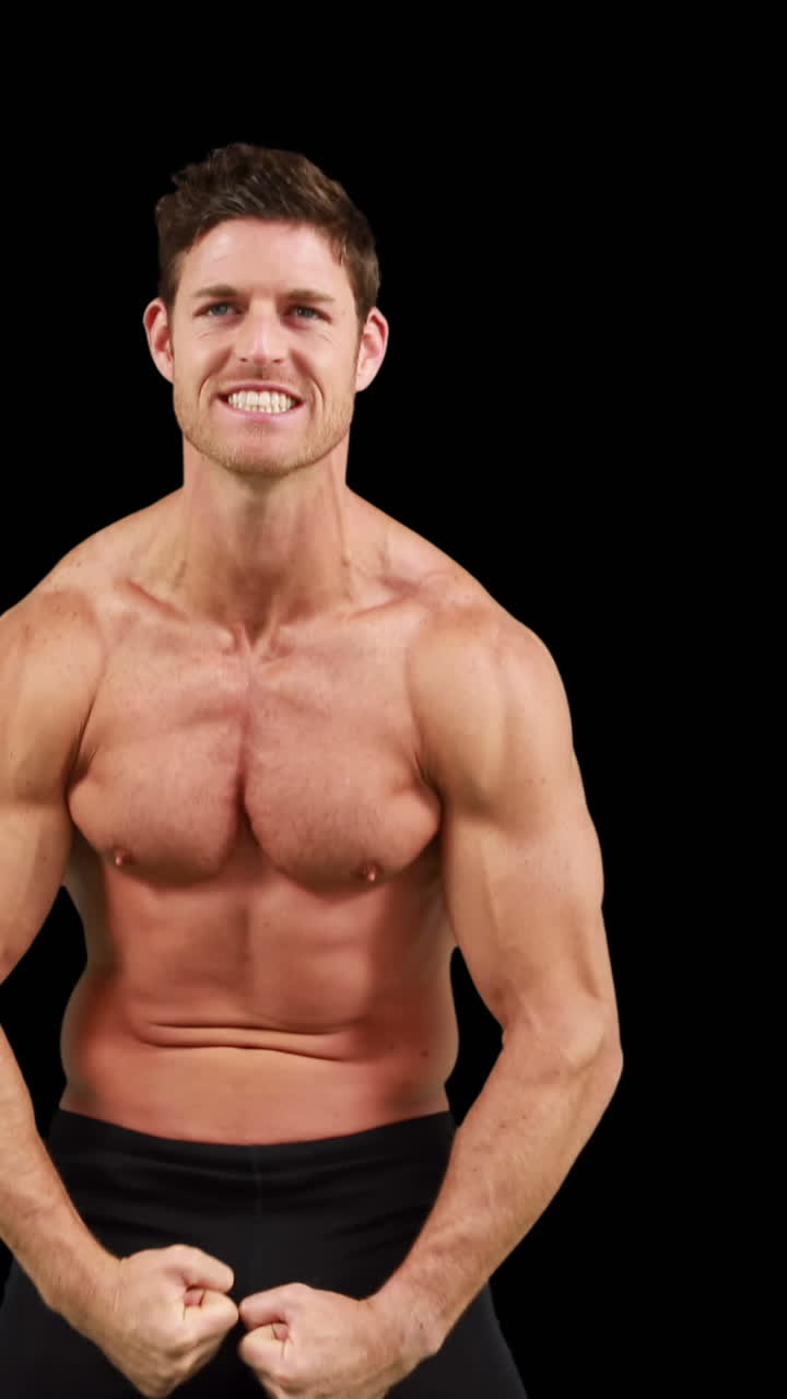 hombre musculoso flexionando los músculos frente a la cámara