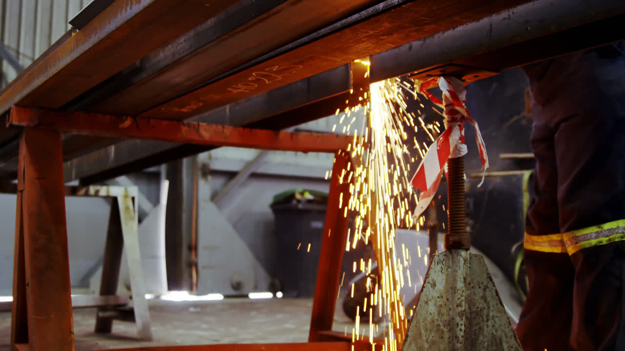 ingegnere maschio che usa la torcia di saldatura 4k