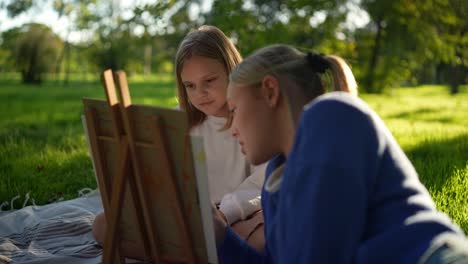 madre e hija pintando en el parque