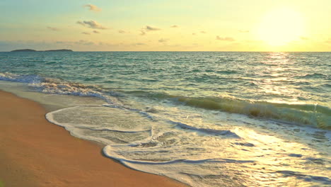 Playa-Tropical-Aislada-Y-Océano-Durante-La-Puesta-De-Sol,-Cámara-Lenta,-Estática