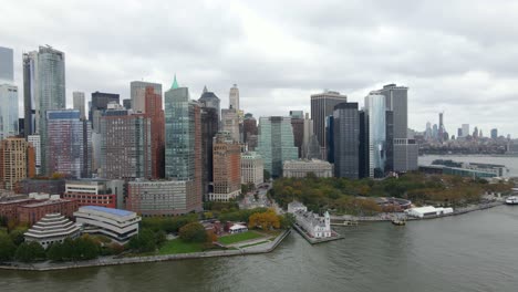 Aerial-view-of-skyscrapers-in-Manhattan-in-New-York,-USA---tracking,-drone-shot