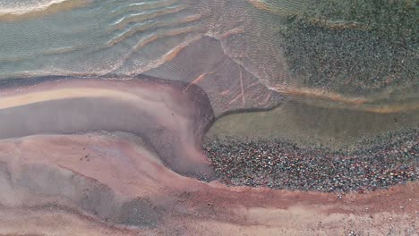 Vista-Superior-De-La-Superficie-Del-Mar-Olas-Tranquilas-En-La-Arena-De-La-Playa,-Ambiente-Romántico,-Disparo-De-Drones-De-Gran-Angular,-La-Cámara-Se-Mueve-Lentamente-Hacia-Arriba