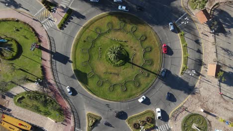 vehículos en un cruce de rotonda ocupado