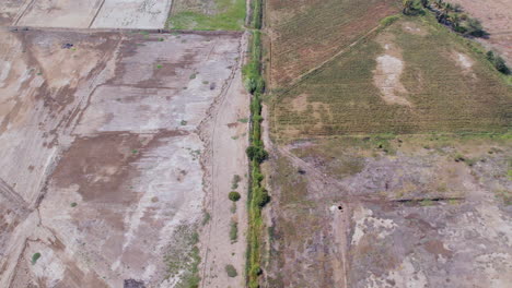 Increíble-Disparo-De-Drones-Volando-Sobre-Un-Sitio-De-Construcción-Vacío-Donde-Se-Construirán-Casas