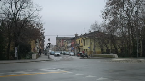 escena callejera de una ciudad italiana en un día nublado