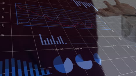 animación del procesamiento de datos financieros sobre la mano de una mujer de negocios caucásica