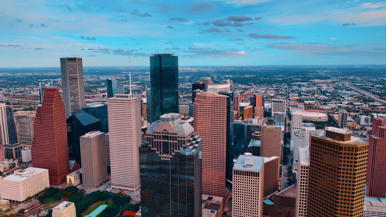 Houston, EE. UU., 24 de noviembre de 2025: Vista aérea panorámica del horizonte de Houston con arquitectura diversa. Toma de gran angular del centro de Houston con torres prominentes y horizonte suburbano bajo un cielo nublado.