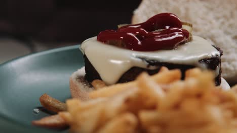 Hamburguesa-Con-Queso-Sin-Carne-Abierta-Con-Pepinillos-Encurtidos-Salsa-De-Ketchup-De-Tomate-Y-Papas-Fritas---Tiro-De-Enfoque