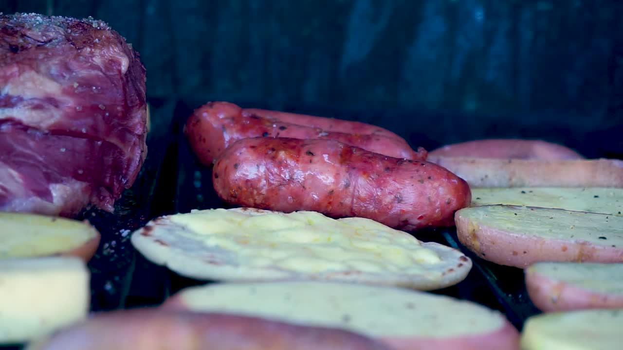 코리조, 치즈, 과테말라 콩 및 김 감자와 함께 은 고기, 흡연 및 맛있는 준비, 여름 계절의 날에 가족이 먹을 준비 [hd1920 x 1080p] fps 29