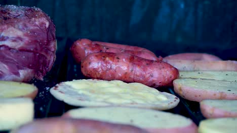 en primer plano, carne a la parrilla con chorizos, tortillas de queso, frijoles guatemaltecos y patatas asadas fumando y preparación jugosa lista para comer en familia en un día de la temporada de verano [hd1920 x 1080] fps 29